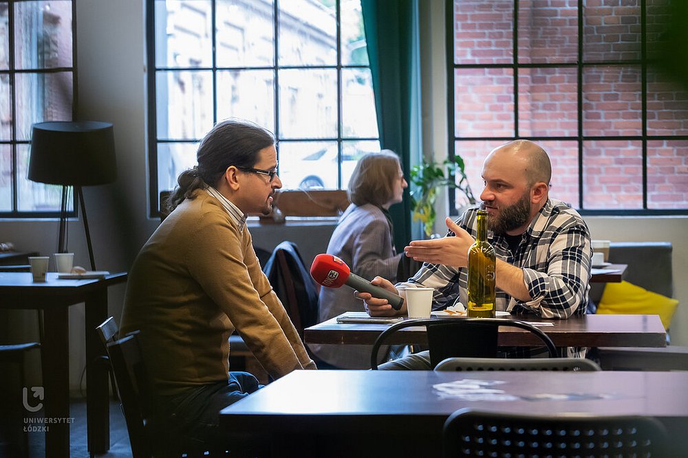 rozmowy naukowców z dziennikarzami podczas śniadania prasowego