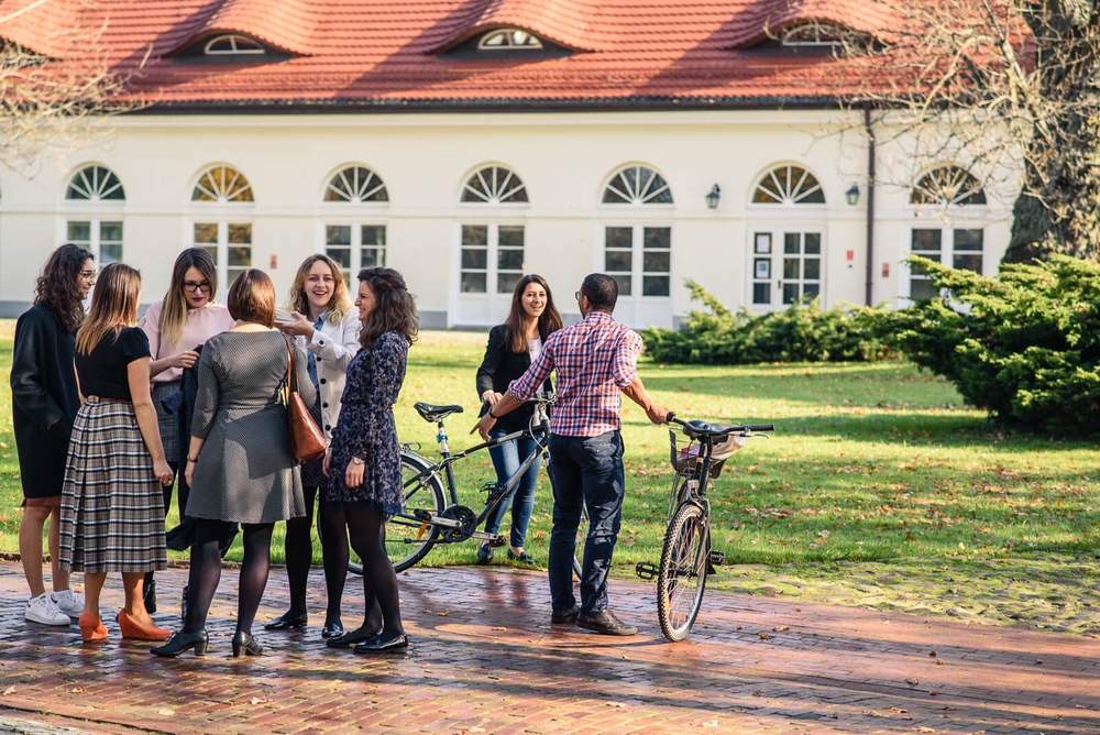 Zdjęcie przedstawia studentów w Natolinie