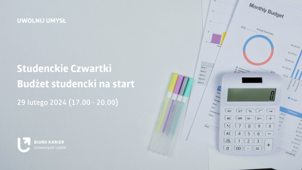 kartki z wykresami, flamastry oraz kalkulator leżące na szarym stole, z lewej strony tytuł wydarzenia