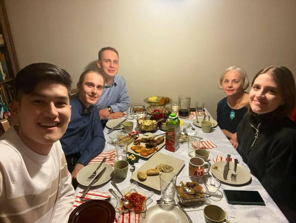 Uczestnicy akcji UŁ Gość na Gwiazdkę, dwie uśmiechające się kobiety i trzechmężczyzn