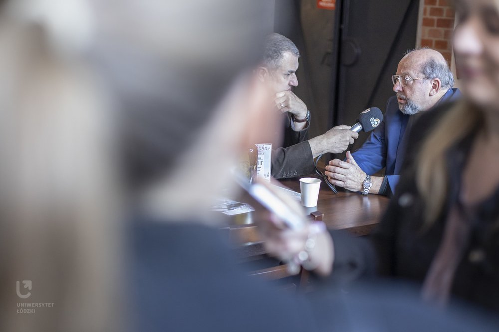 prof. Ryszard Piasecki podczas rozmowy z dziennikarzem