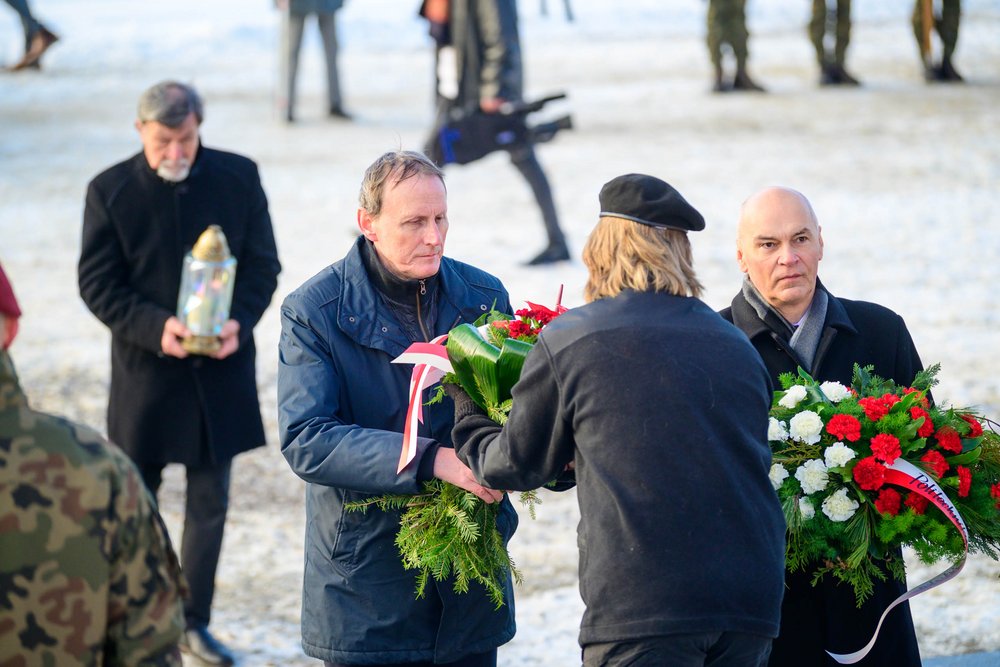 kanclerz Jarosław Grabarczyk składa kwiaty po Pomnikiem