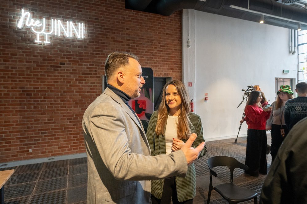 Piotr Borowski dziennikarz TVN i Iwona Ptaszek-Zielińska rzecznik prasowy UŁ podczas śniadania prasowego UŁ