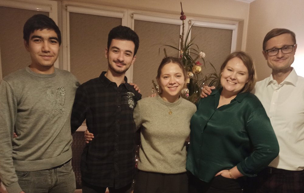 Uczestnicy akcji UŁ Gość na Gwiazdkę, dwie uśmiechające się kobiety i trzech mężczyzn