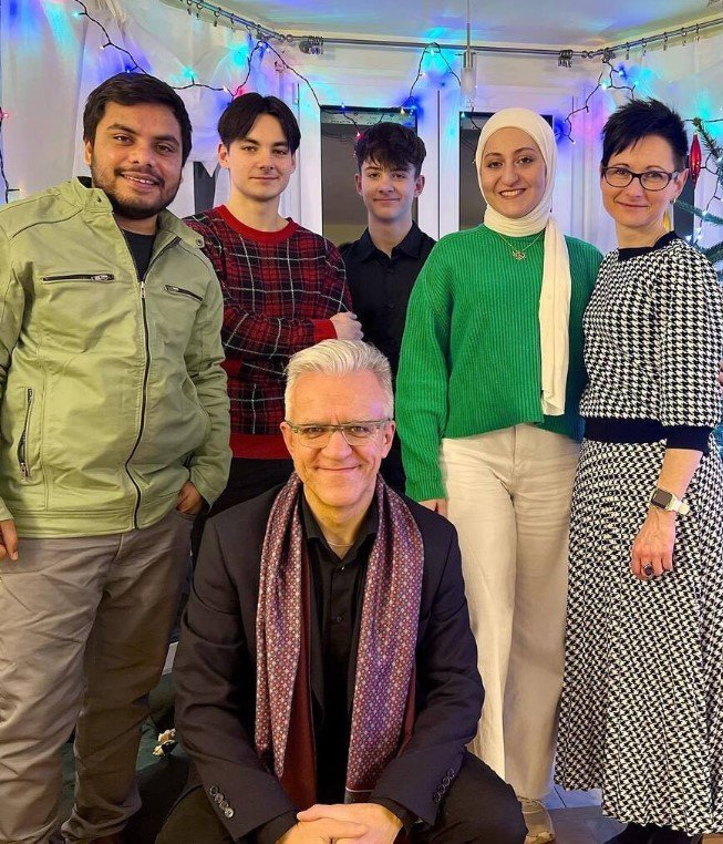 grupa osób pozująca do zdjęcia