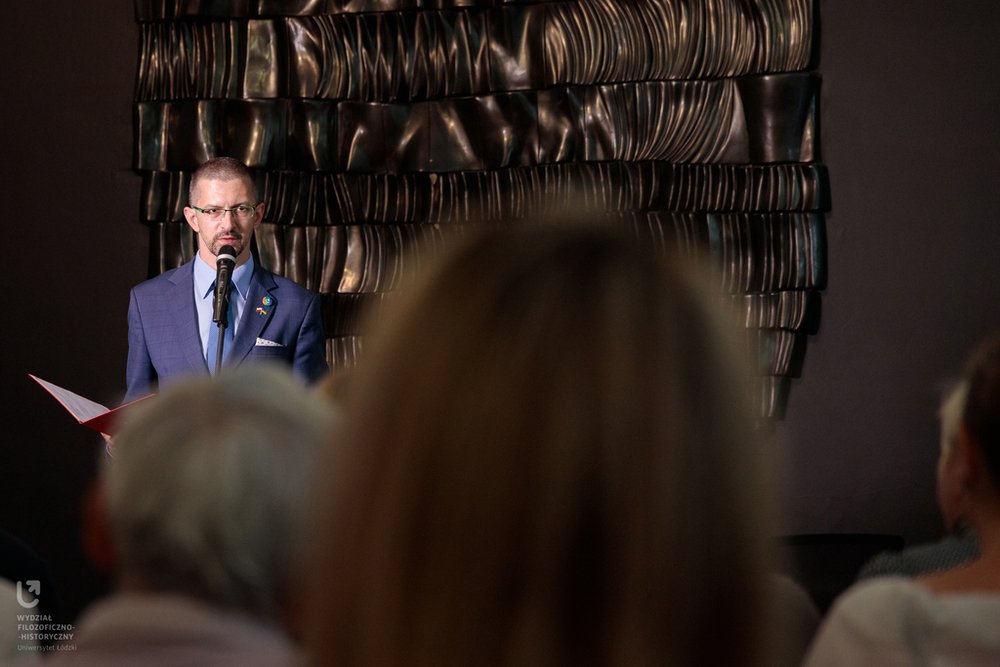 dr Andrzej Kompa, Prodziekan Wydziału Filozoficzno-Historycznego przy mikrofonie