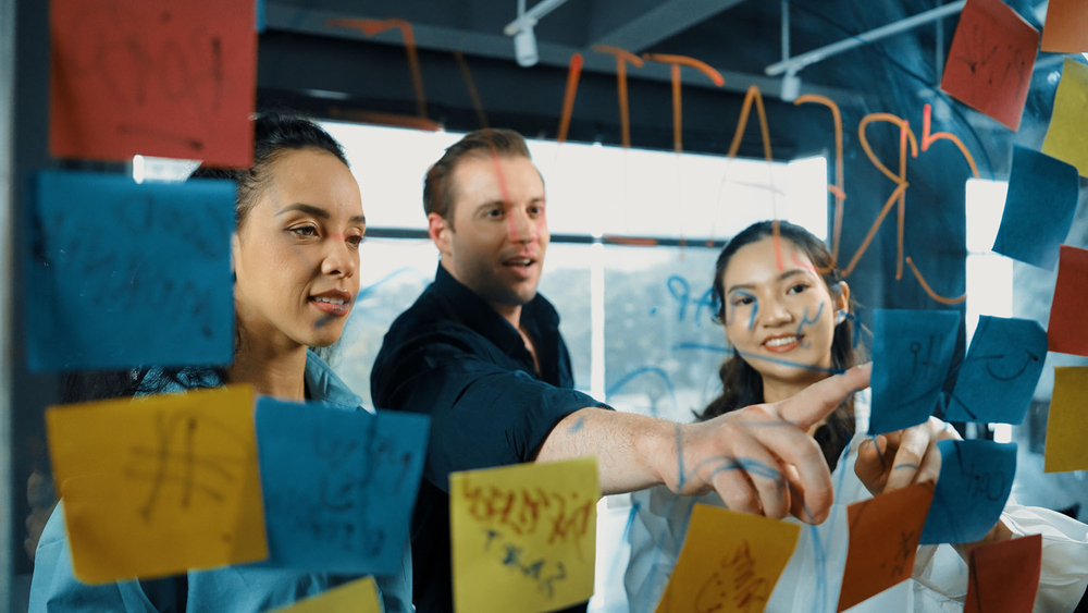 grupa ludzi z różnych krajów