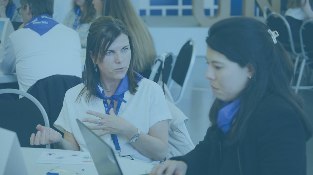 Dwie rozmawiające kobiety