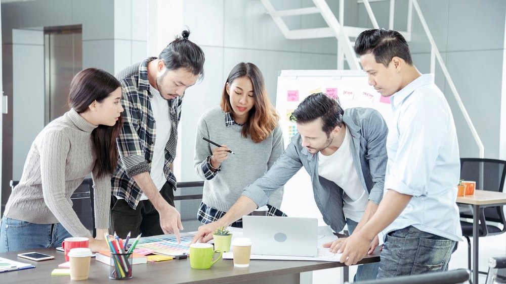 grupa osób z w trakcie pracy