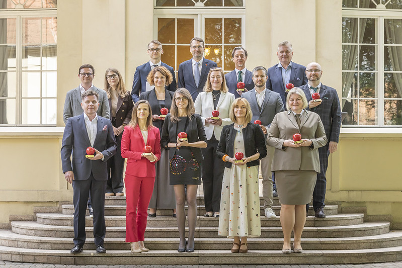 Zdjęcie grupowe Absolwentów VIP UŁ