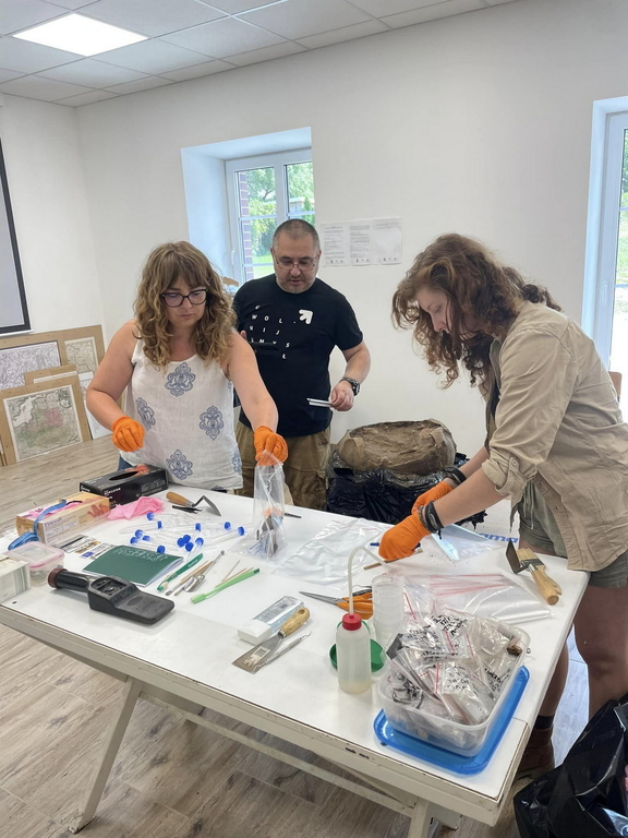 Laboratorium polowe. W trakcie eksploracji wnętrza naczynia z epoki brązu